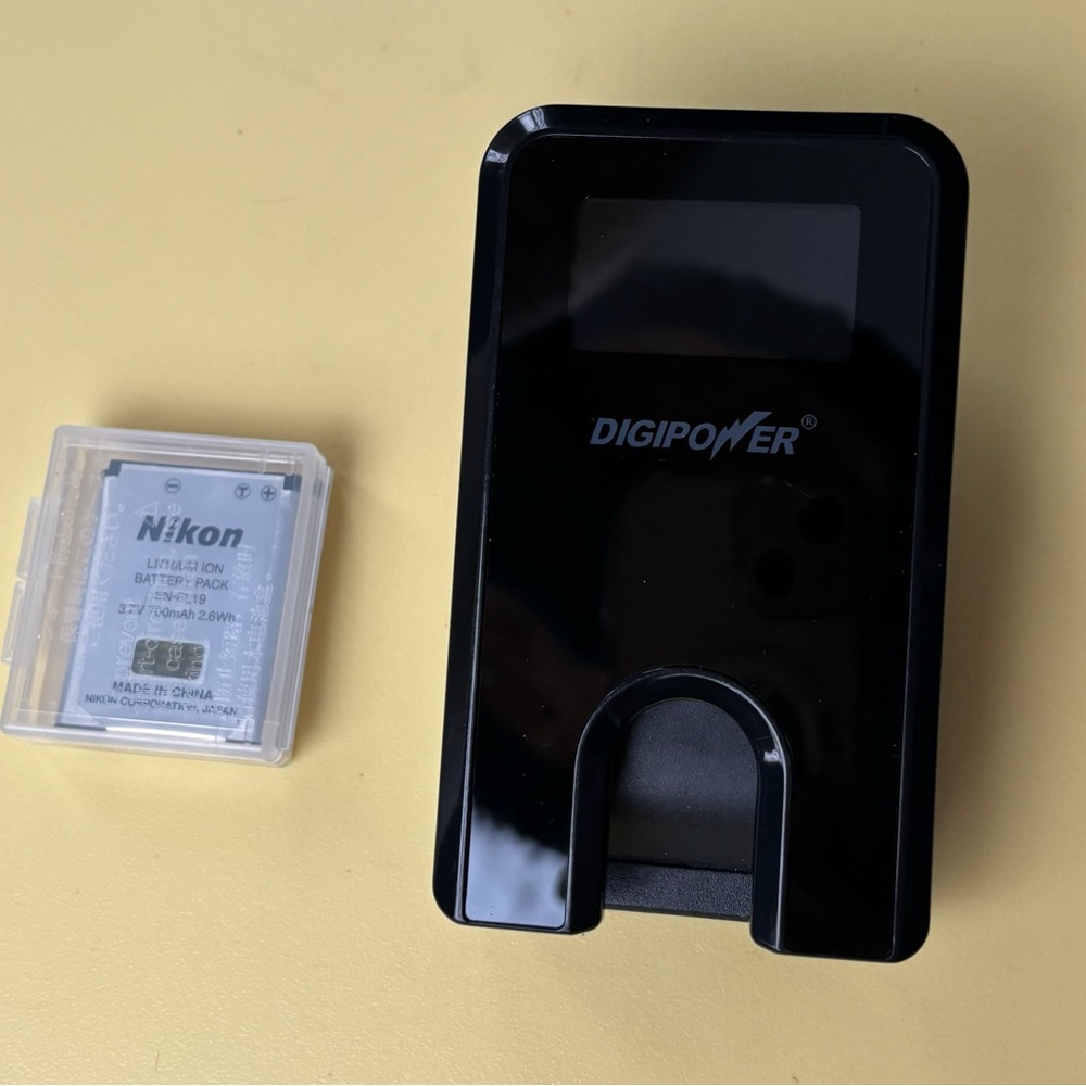 Nikon Digipower digital Camera Battery Charger